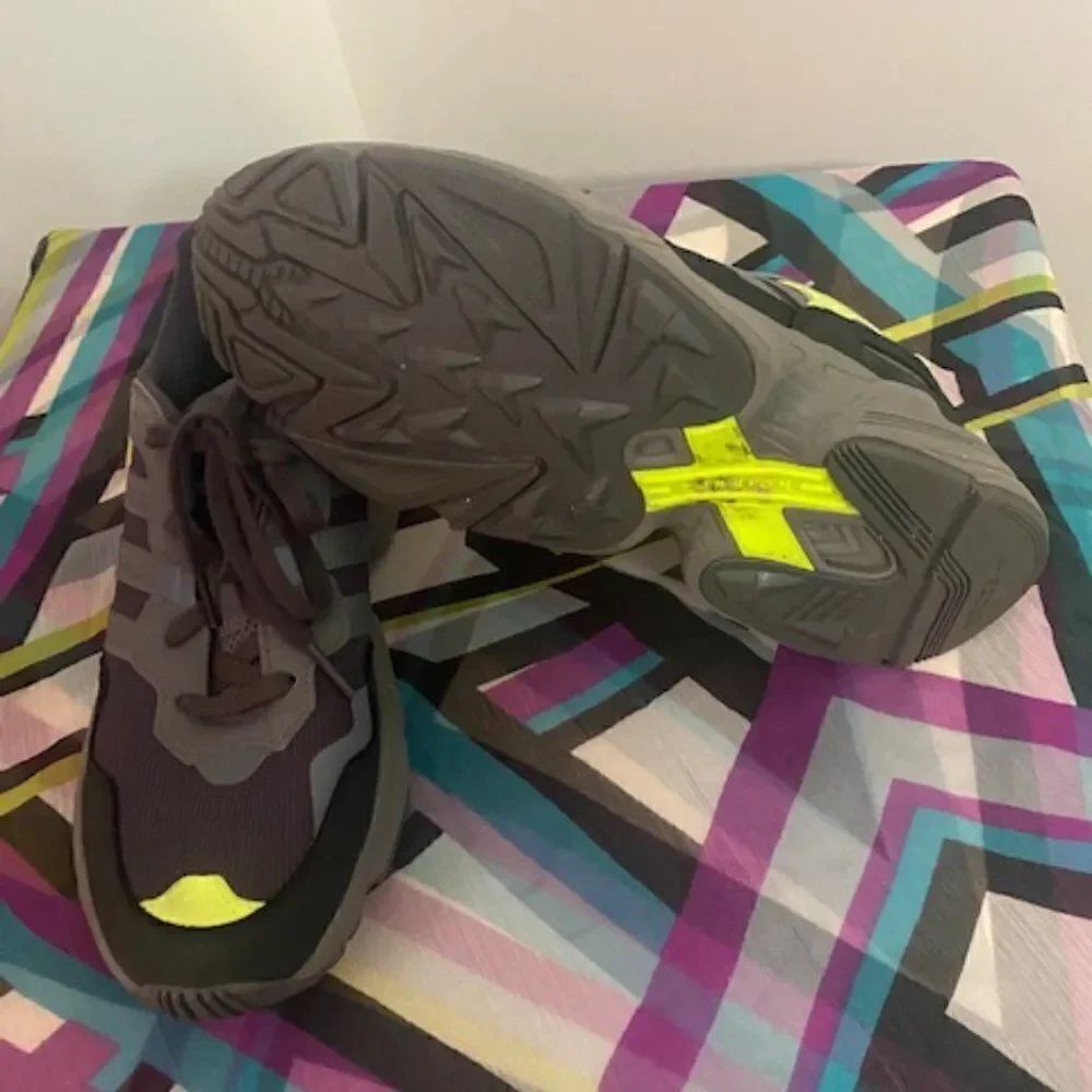 Addidas Yung-96 Grey and Neon, size 7 - Picture 6 of 6